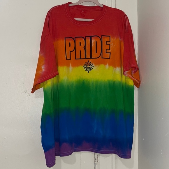 Host Pic 🎊🎉🎉🎊Vintage Pride Tyedye Shirt - Picture 1 of 5